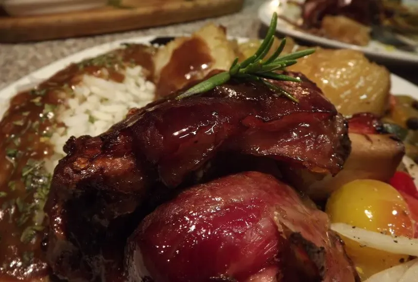 Ein herzhaftes Eisbein, zart gekocht, mit Beilagen.