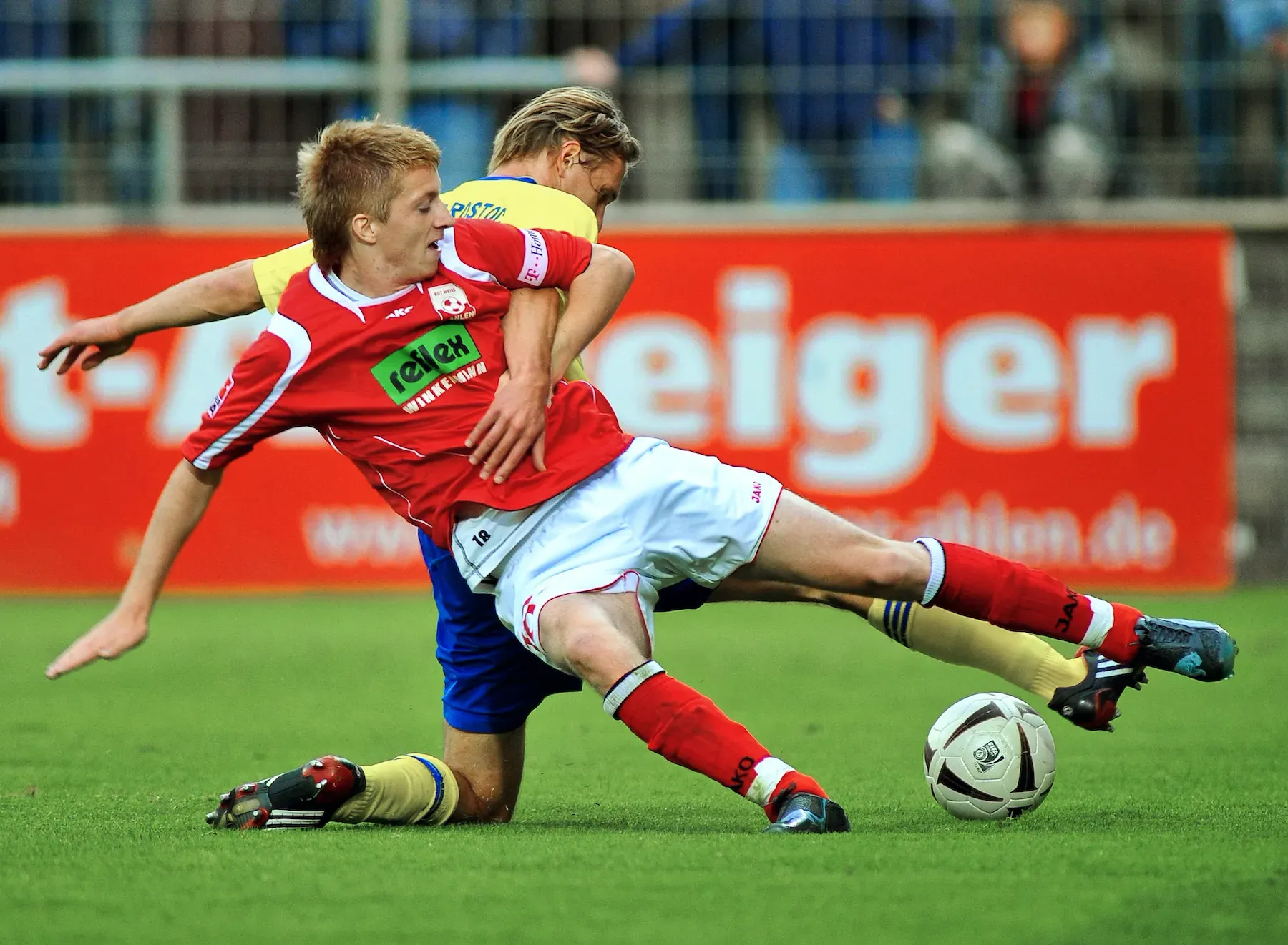 Ein junger Marco Reus, konzentriert im Spiel, im Trikot seiner Mannschaft