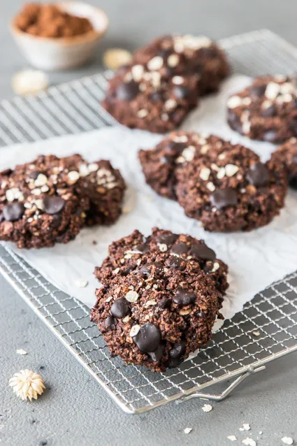 Ein Keks in Nahaufnahme mit Schokochips auf einem Holzbrett