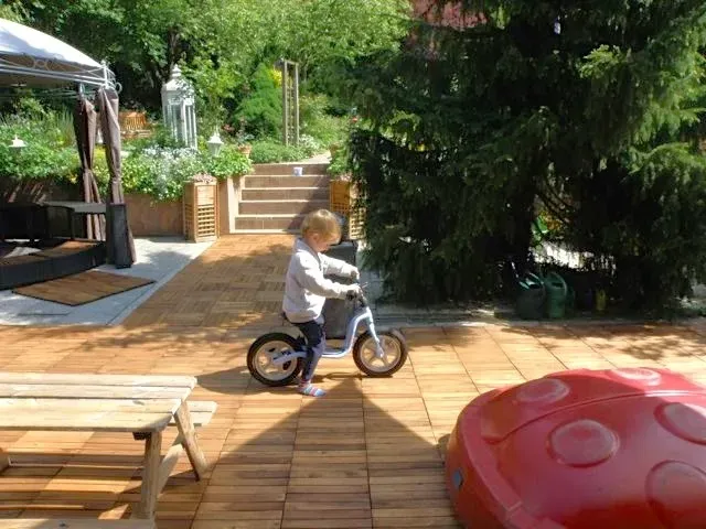 Ein kleiner Junge namens Jo auf seinem neuen Laufrad