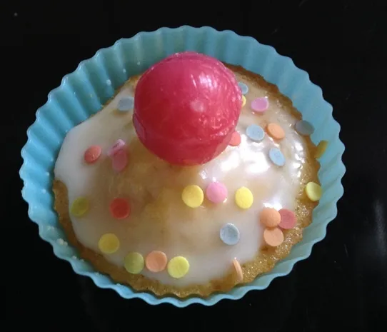 Ein Konfetti Muffin mit Kirschlutscher als krönender Abschluss