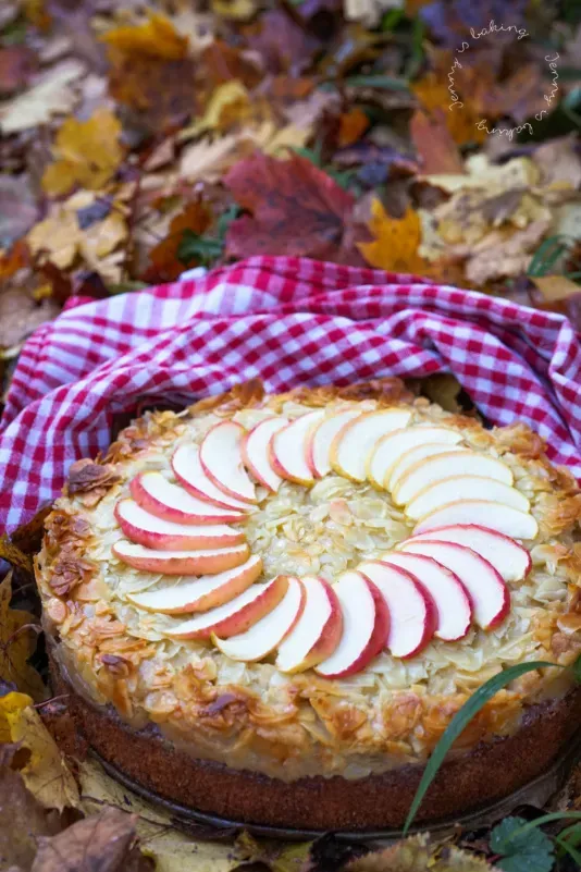 Ein köstlicher Apfel-Mandel-Kuchen mit goldbraunen Mandeln