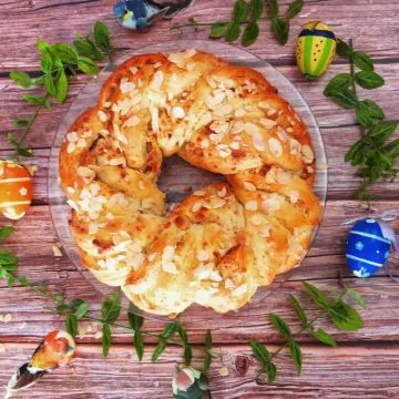 Ein köstlicher deutscher Osterkranz mit Marzipan