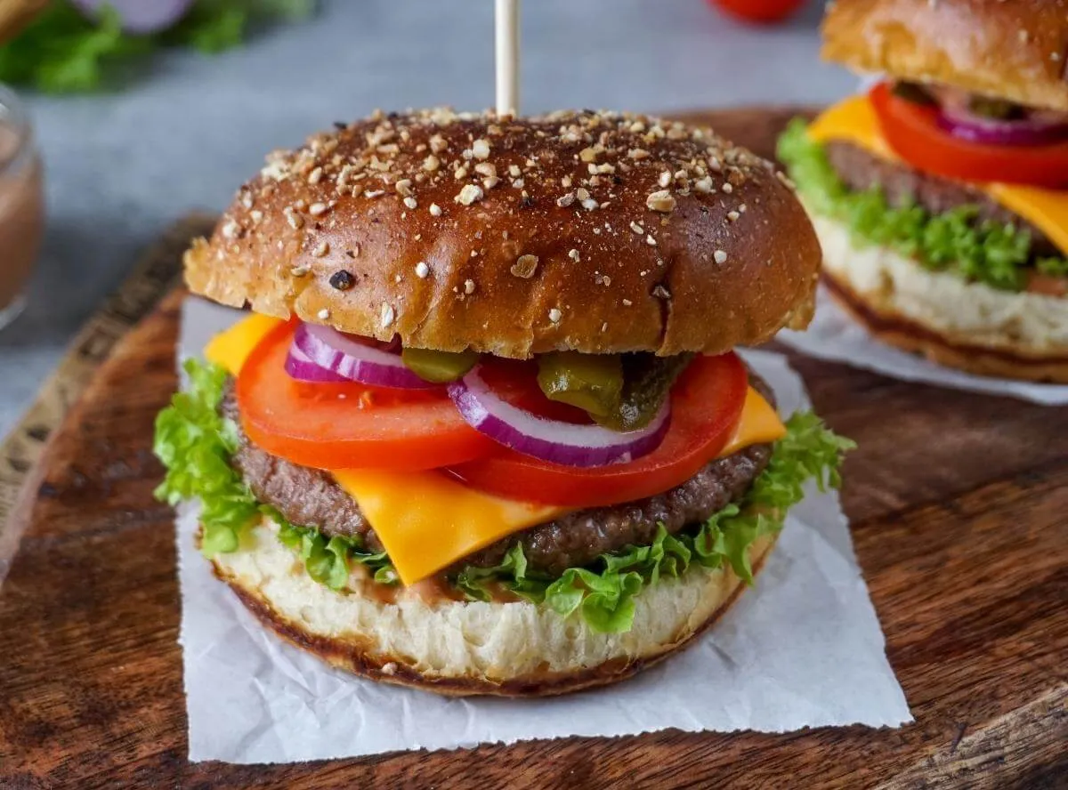 Ein köstlicher Gourmet Burger aus der Heißluftfritteuse