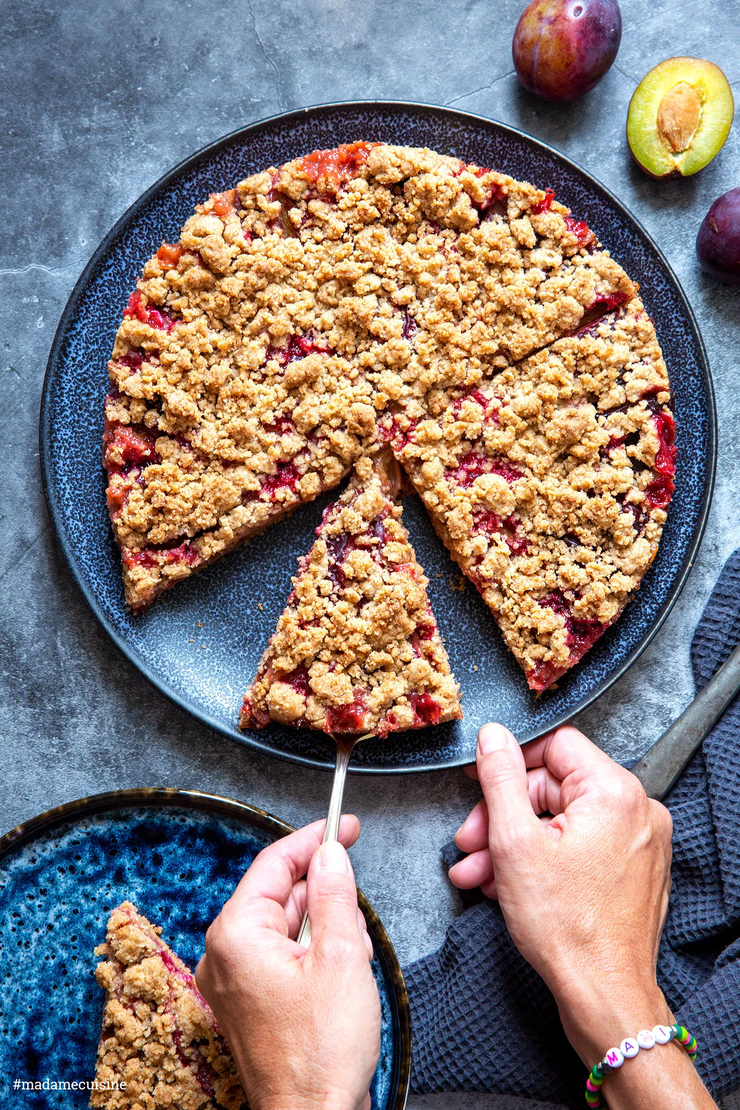 Ein köstliches Stück Zwetschgenkuchen mit Streuseln, bereit zum Genuss