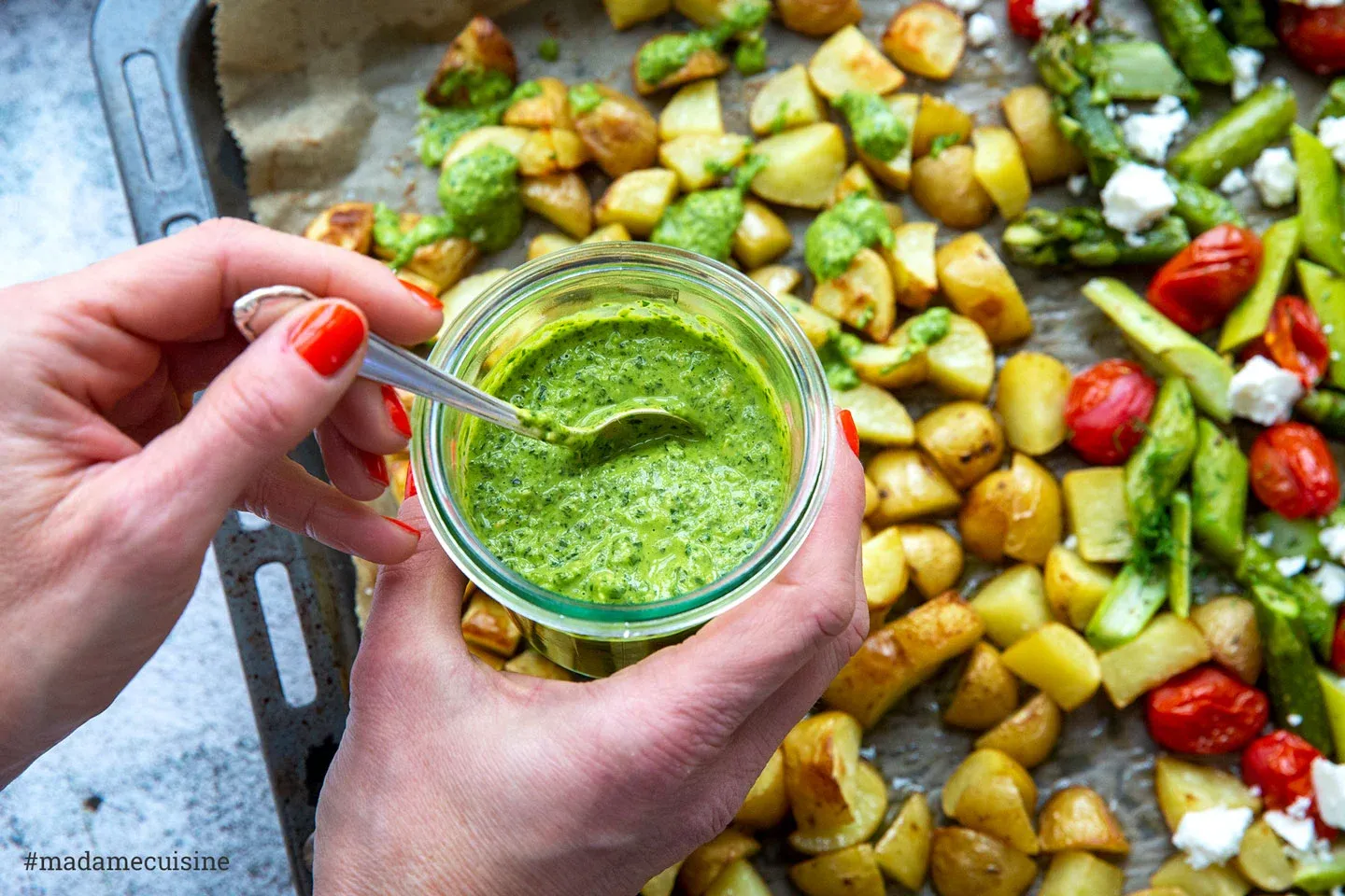 Ein Kräuter-Avocado-Pesto bringt etwas Frühlings-Frische