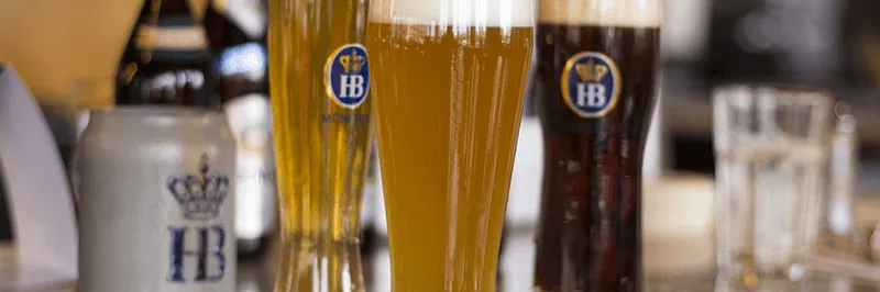 Ein kühles Hefeweizen in einem typischen Glas