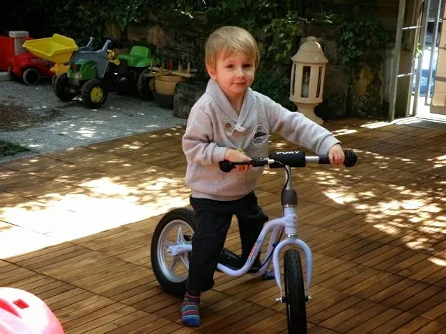 Ein lächelnder Junge namens Jo, der seinen vierten Geburtstag feiert