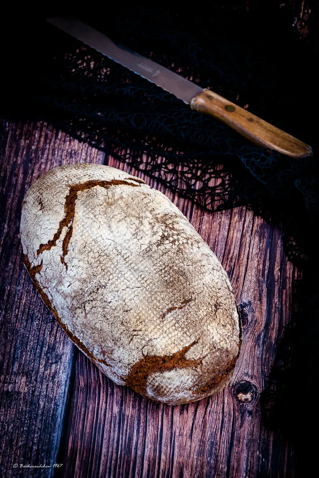 Ein Laib Malfa Kraftma Brot, bereit zum Anschneiden