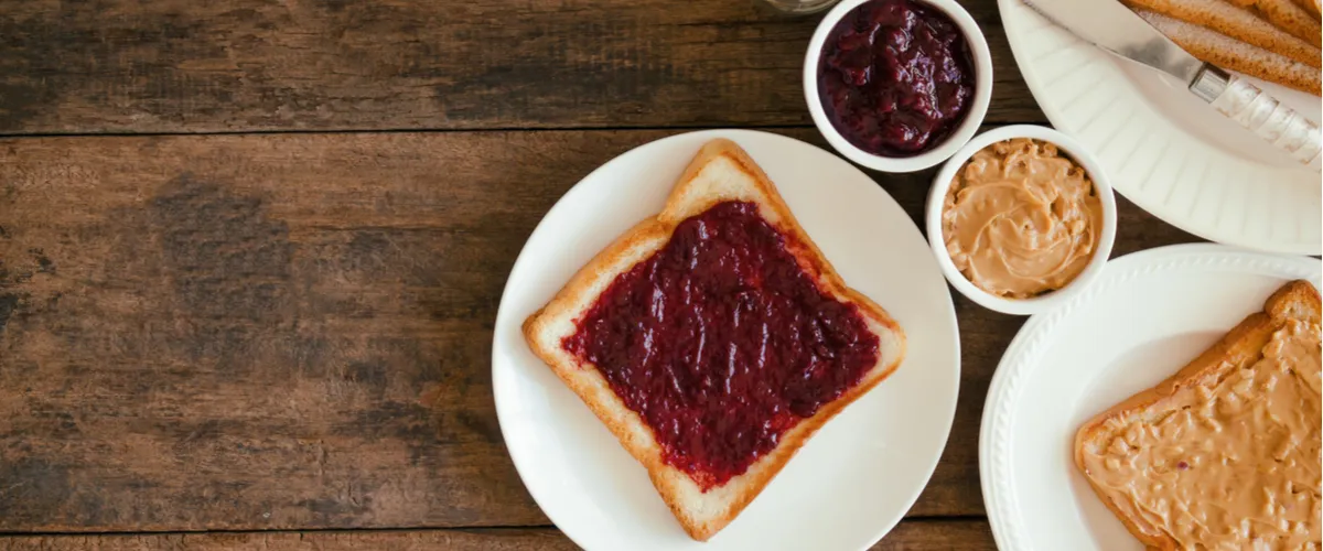 Ein Langschlitztoaster mit zwei Schlitzen, ideal für das Toasten von zwei Brotscheiben nebeneinander.