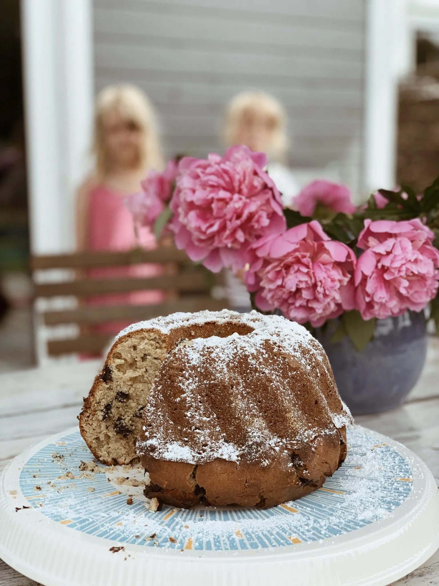 Ein leckerer Gugelhupf, frisch gebacken und bereit zum Bestäuben.