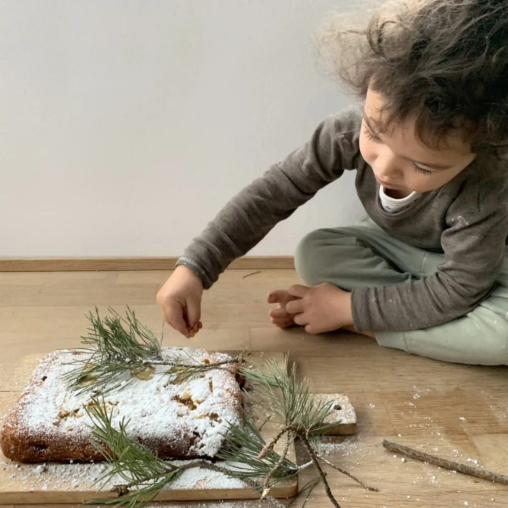 Ein liebevoll dekorierter Apfelkuchen, gebacken von Kindern und Erwachsenen