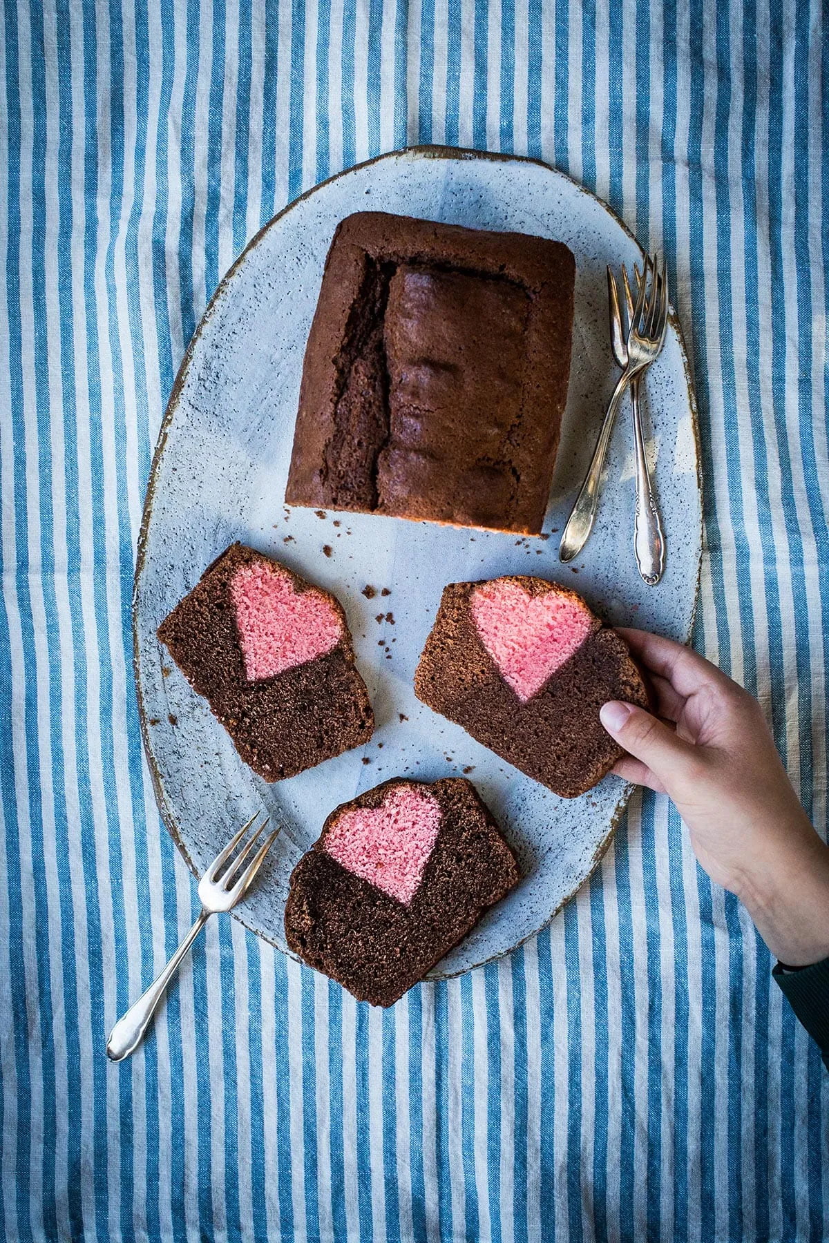 Ein liebevoll gebackener Herz-Kuchen mit rosa Herz im Inneren