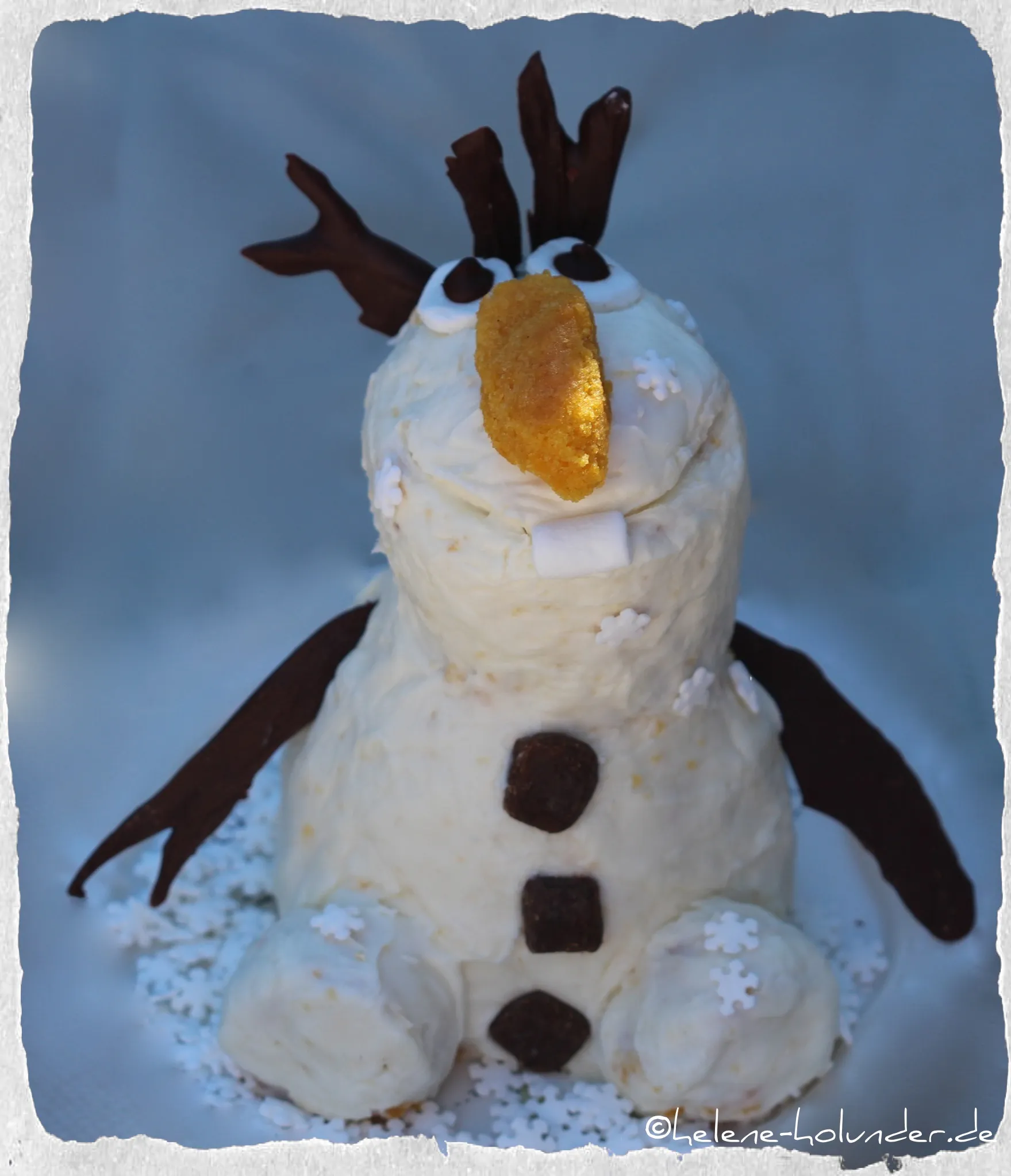 Ein liebevoll selbstgemachter Olaf Geburtstagskuchen aus Karottenkuchen