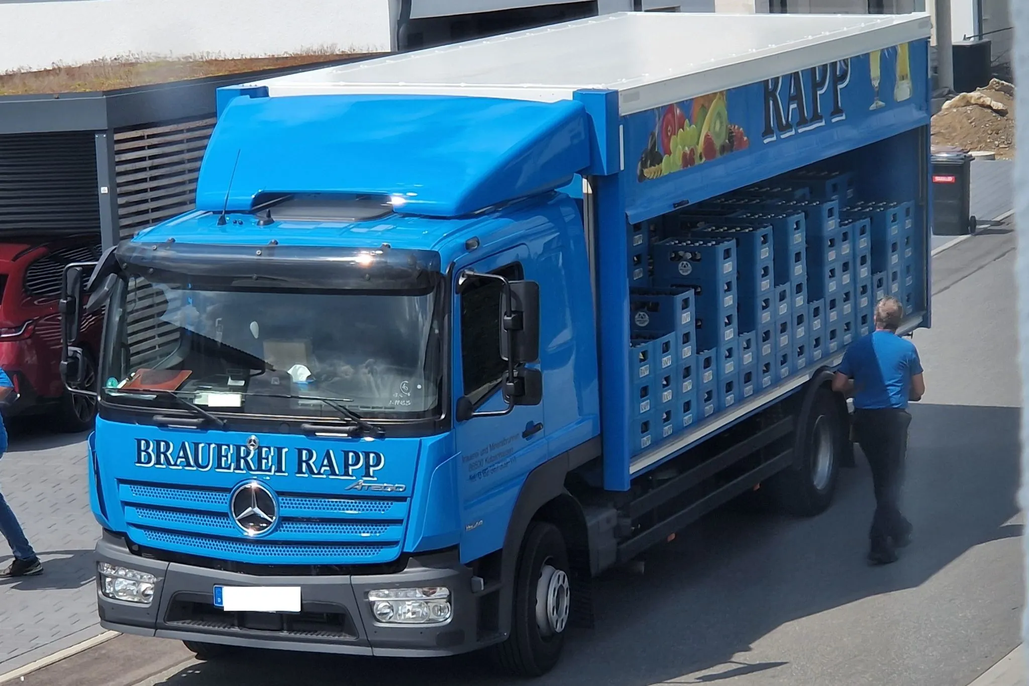 Ein Lieferwagen der Brauerei Rapp, der Getränke ausliefert
