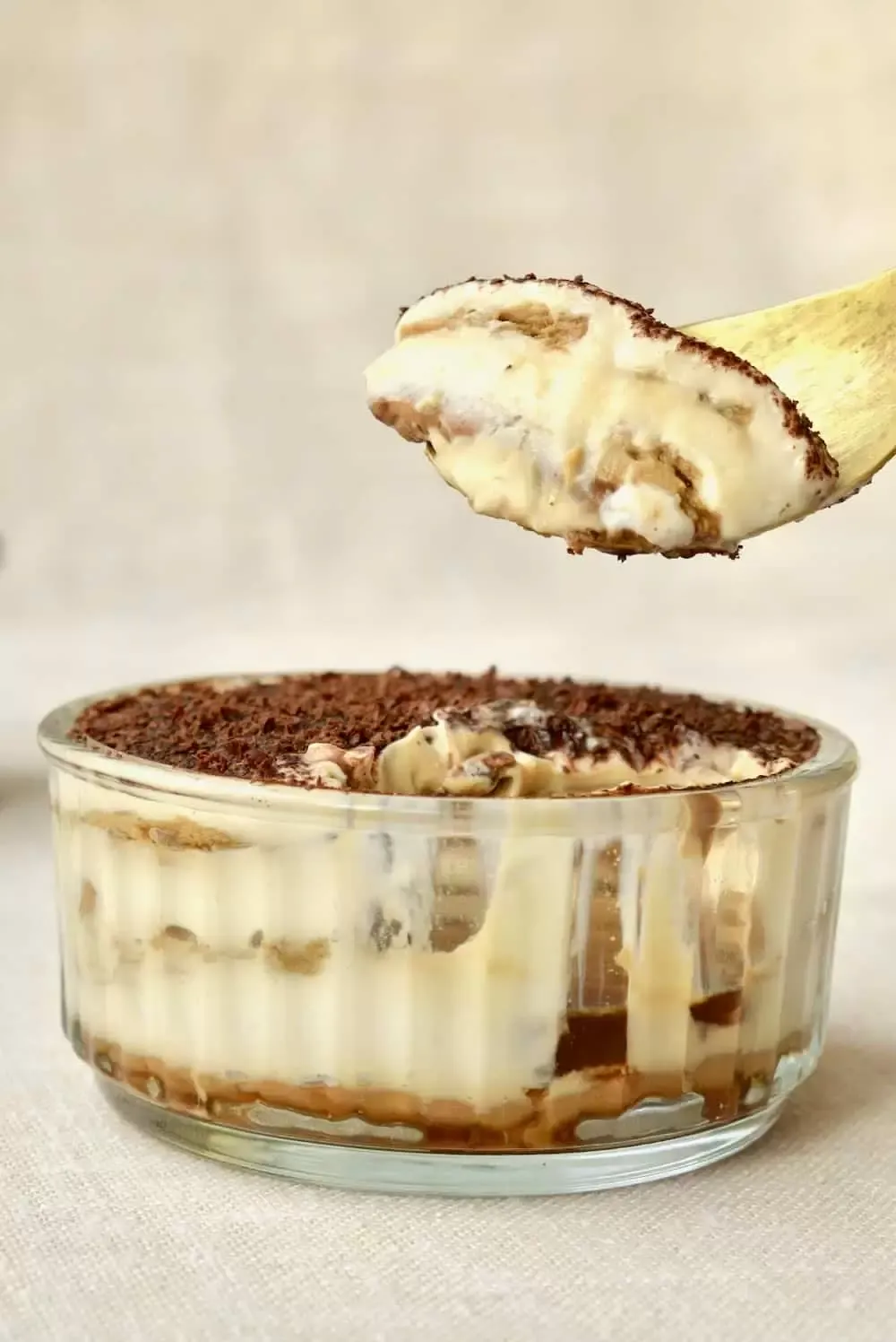 Ein Löffel cremiges Tiramisu, bereit zum Genießen!