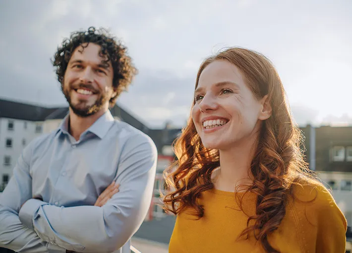 Ein Mann im Hemd und eine Frau lachen zufrieden