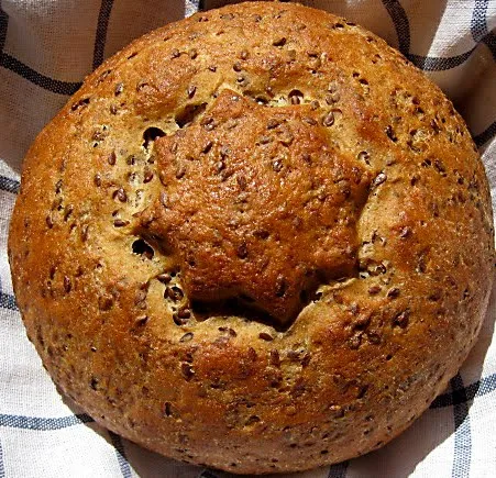 Ein mit einem kleineren Ausstecher verziertes Leinsamenbrot
