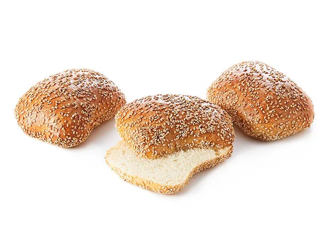 Ein mit Sesamsamen bestreuter Bio-Sesam-Schlawiner