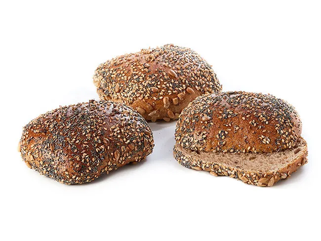 Ein mit verschiedenen Körnern bestreuter Bio-Körner-Schlingel