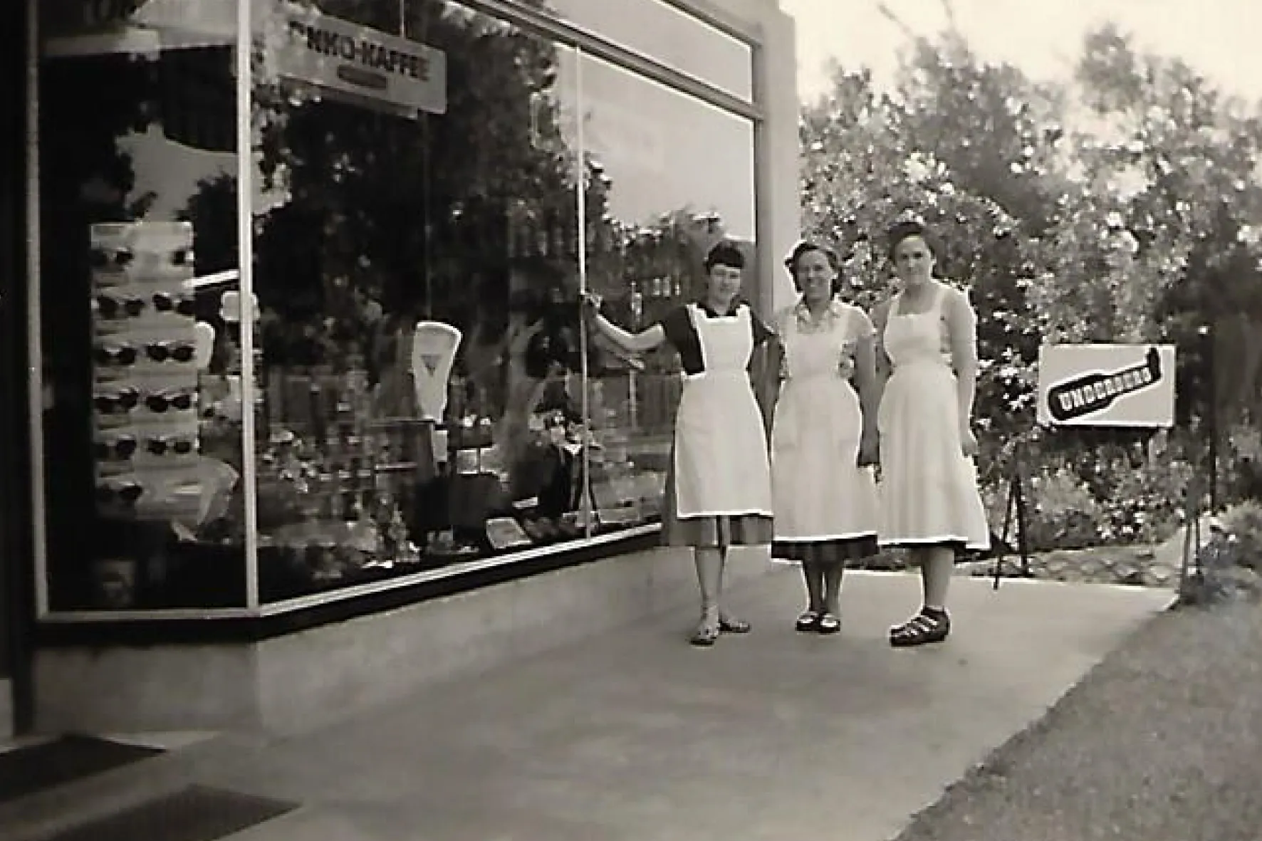 Ein Mitarbeiter berät Kunden an der Frischetheke