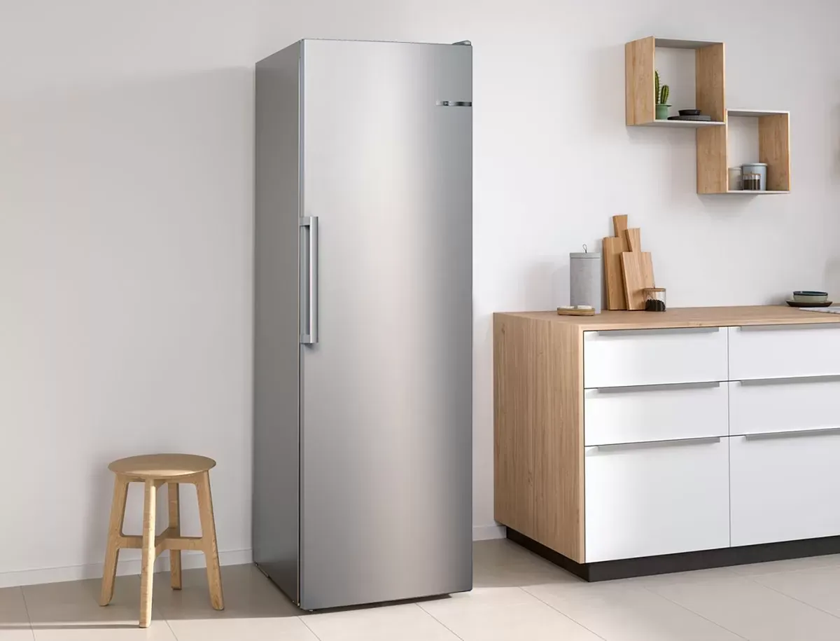 Ein moderner, freistehender Bosch Gefrierschrank in Silber