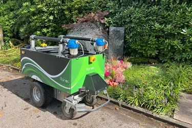 Ein moderner Gießroboter sorgt für effiziente und ressourcenschonende Bewässerung auf dem Friedhof