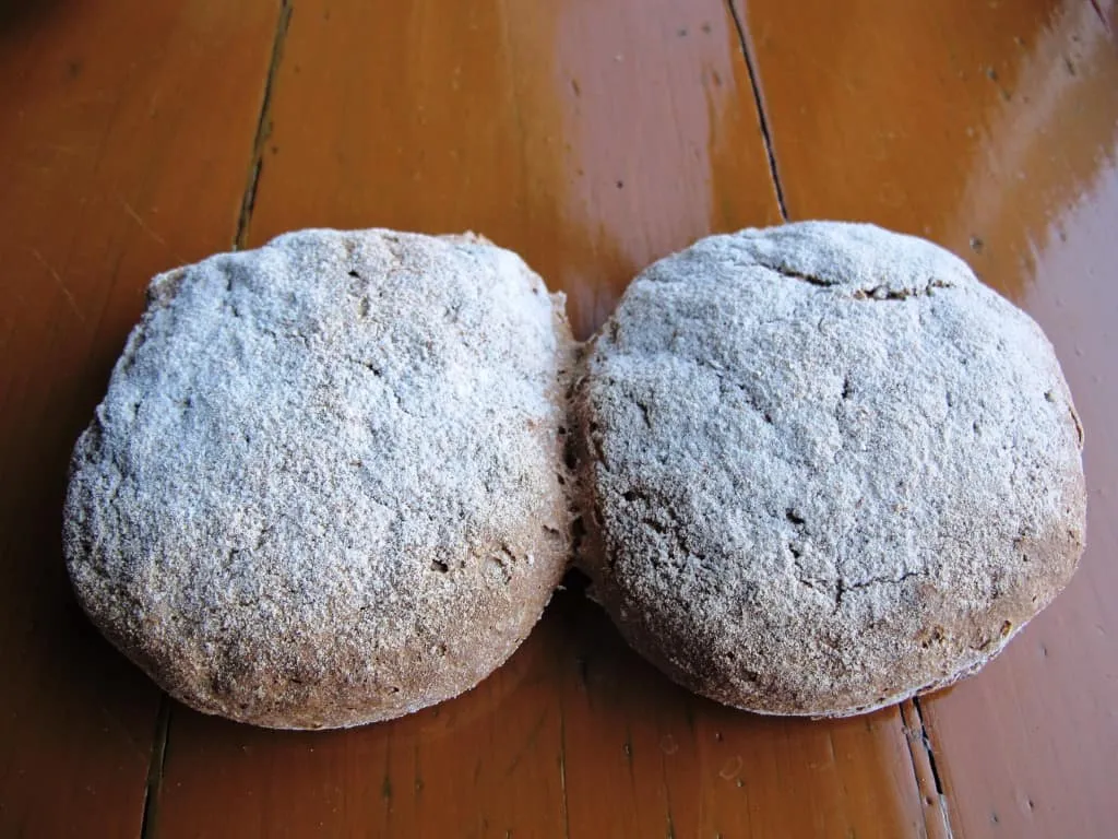 Ein Paar traditionell gebackene Vinschgerl.