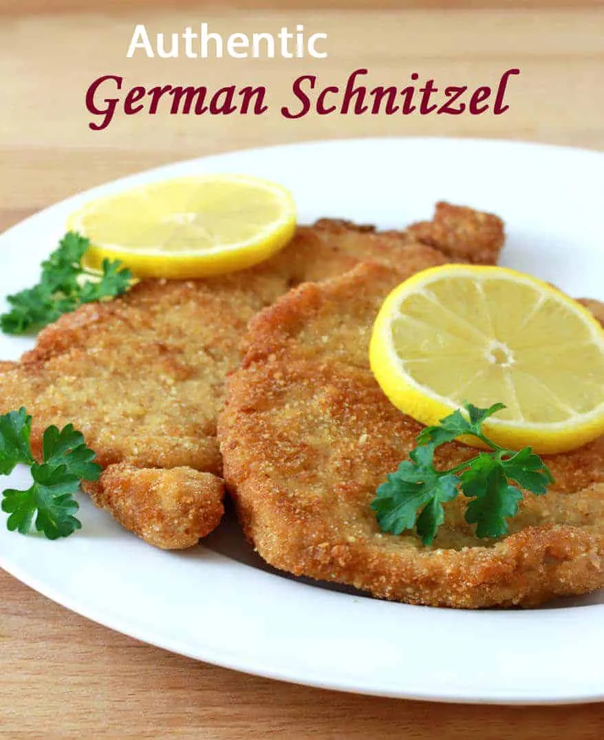 Ein perfekt goldbraun paniertes Schweineschnitzel, servierfertig