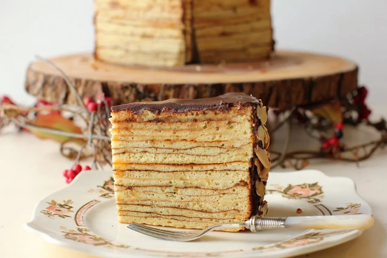 Ein perfektes Stück Baumkuchen auf einem Teller
