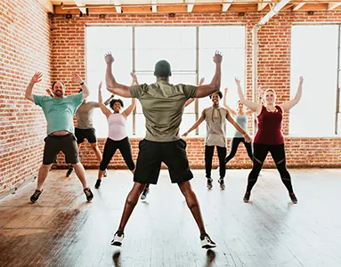 Ein Personal Trainer bespricht Trainingspläne mit einem Klienten in einem Fitnessstudio
