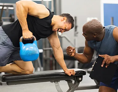 Ein Personal Trainer mit einem Klienten, die Faktoren für das Gehalt beeinflussen