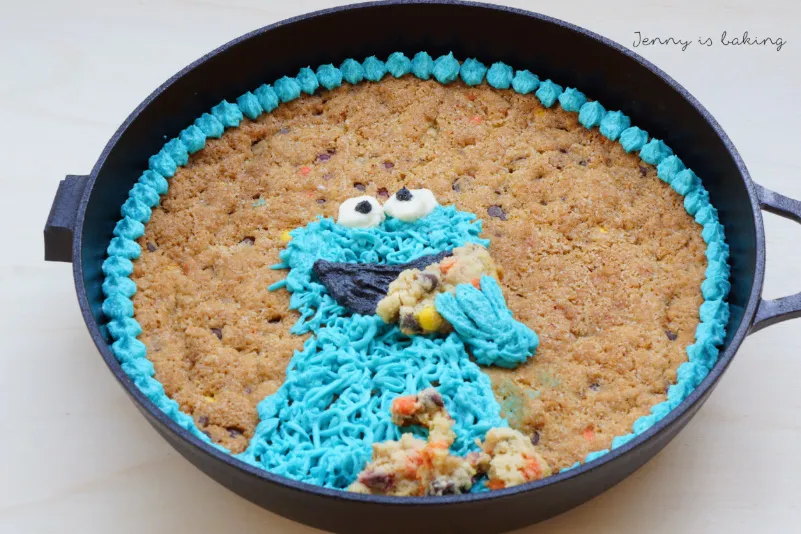 Ein Pfannenkeks mit Krümelmonster-Dekoration