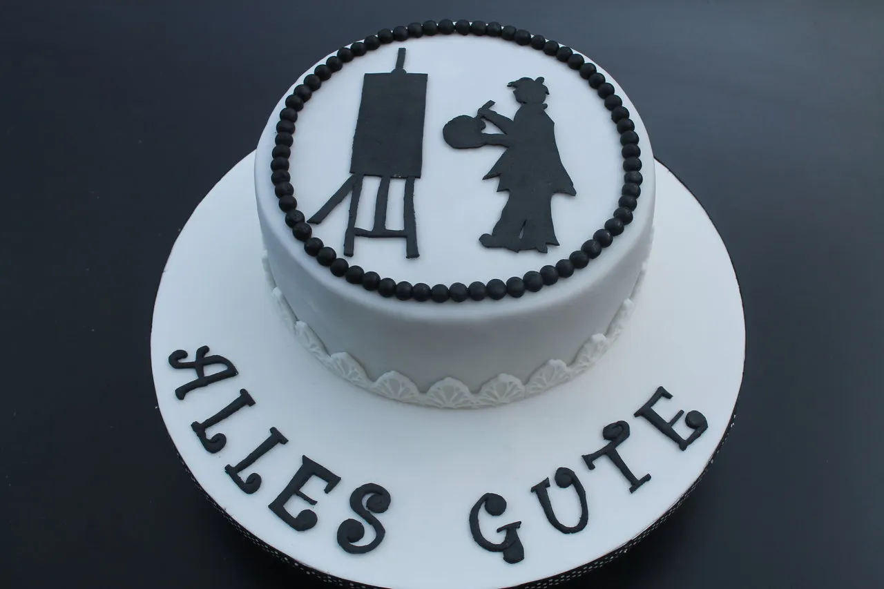 Ein Pinsel und eine Palette mit Farben liegen bereit zum Bemalen des Fondants