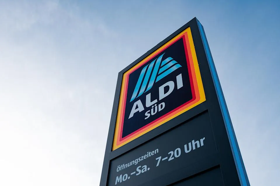 Ein Regal voller Energy-Drinks im Supermarkt, symbolisch für den Preisverfall von Engie