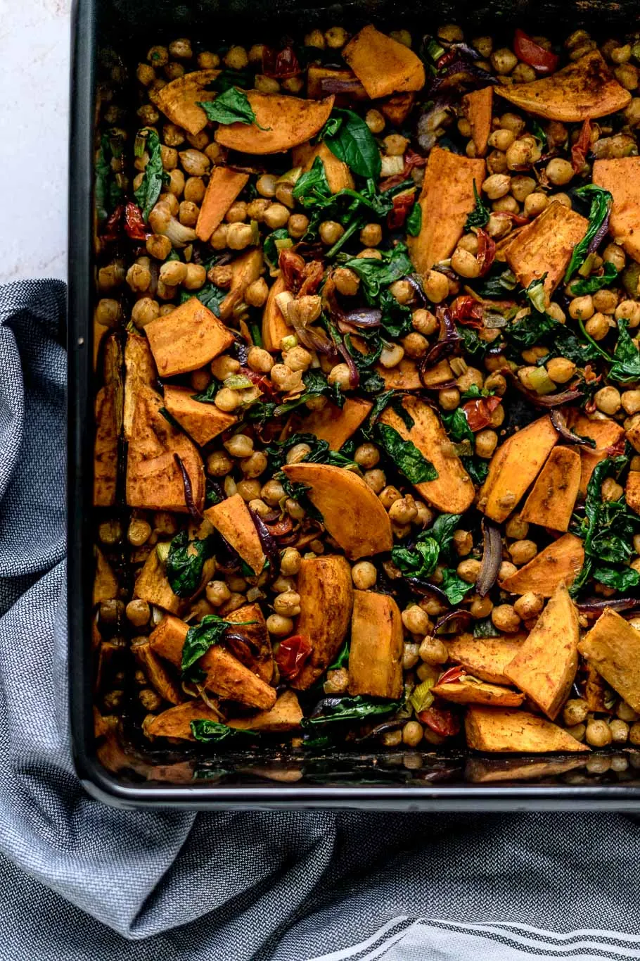 Ein reich gedecktes Backblech mit orientalischem Süßkartoffel-Kichererbsen-Blech