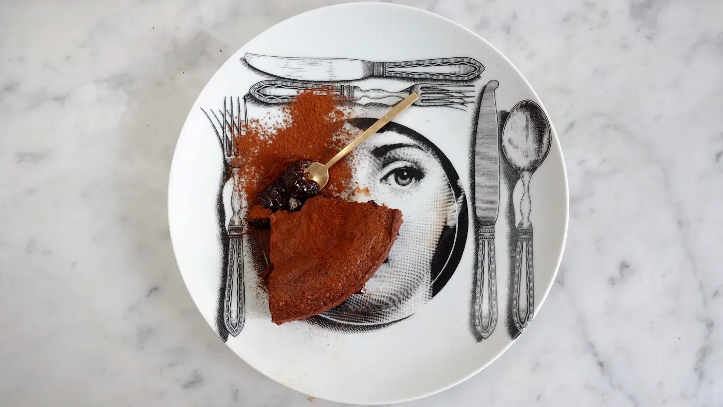 Ein reichhaltiger, dunkler Schokoladen-Fondant-Kuchen servierfertig