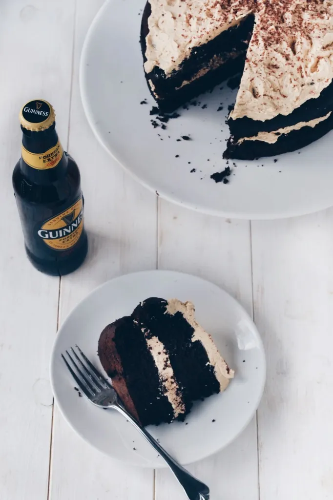 Ein reichhaltiger, veganer Schokokuchen mit dunklem Bier und cremigem, hellem Frosting
