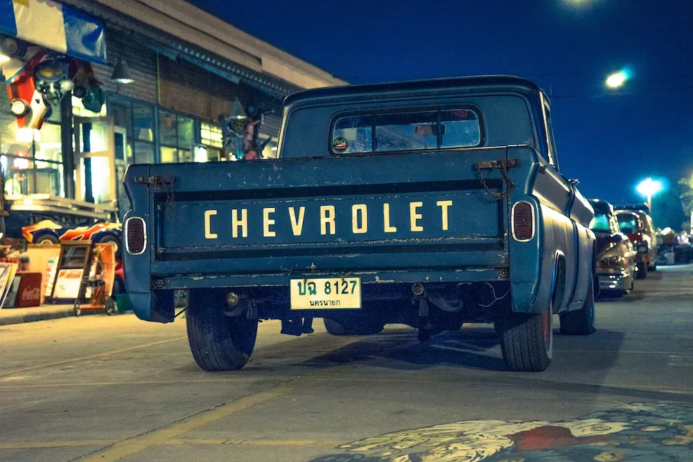 Ein roter Oldtimer Chevrolet auf dem Vintage-Markt in Bangkok