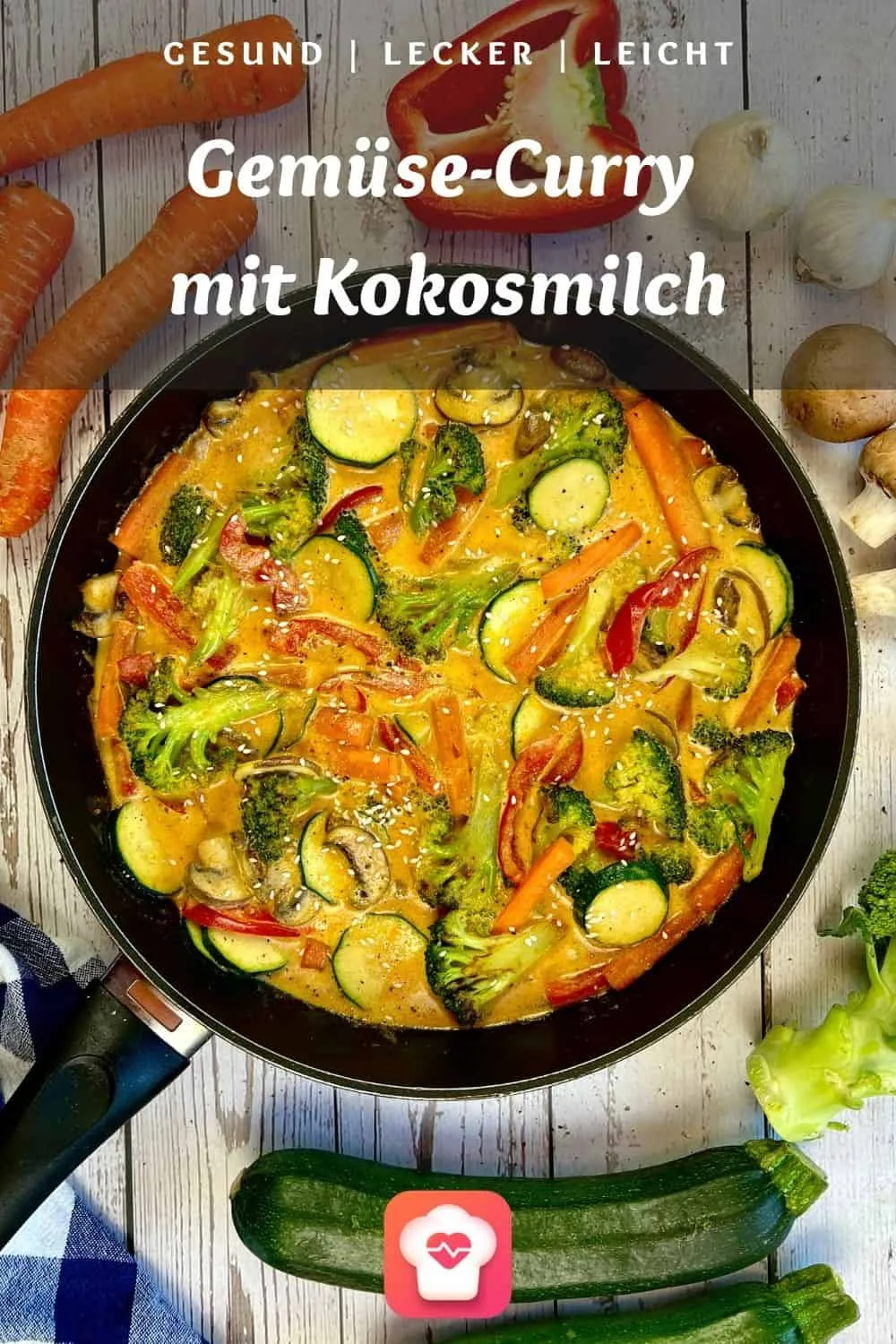 Ein rotes Gemüse-Curry mit Kokosmilch, garniert mit frischen Kräutern und Sesam, serviert in einer Schale.