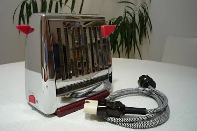 Ein Rowenta Wendetoaster mit einem beispielhaften alten Stromkabel