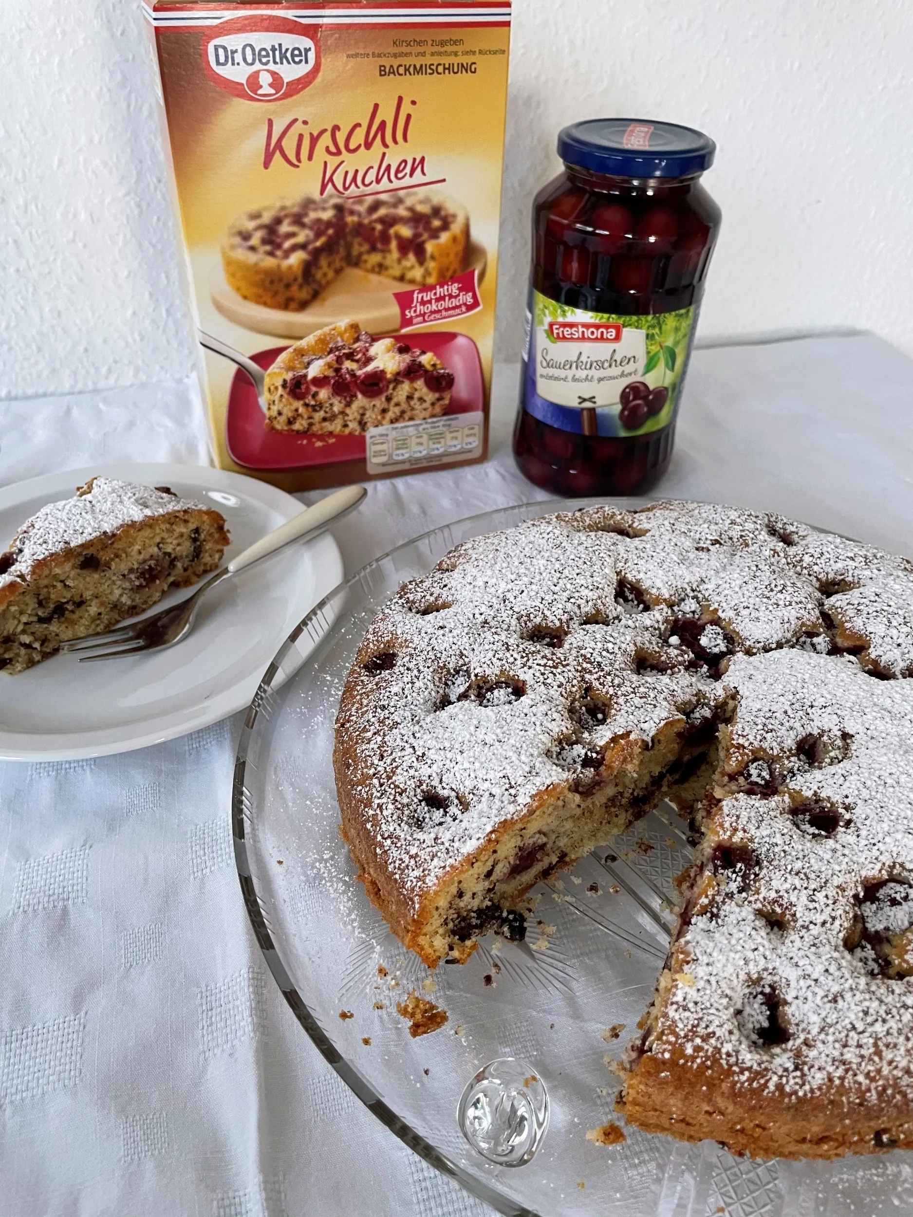 Ein runder Kirschli Kuchen mit Puderzucker bestäubt