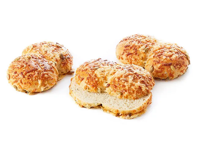 Ein rundes Bio-Kürbis-Bergkäse-Bürli mit Kürbiskernen