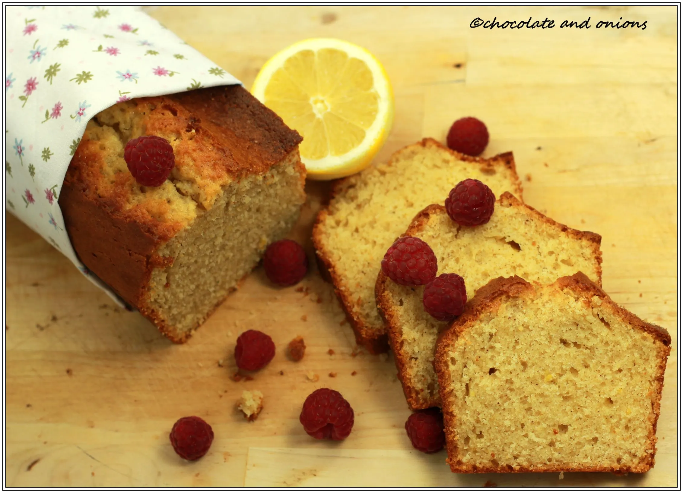 Ein saftiger Joghurtkuchen in einer Kastenform, bereit zum Servieren