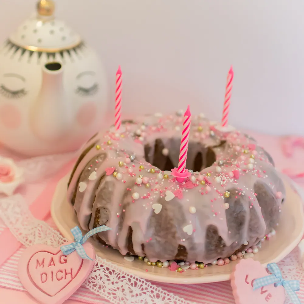 Ein saftiger Zitronenkuchen mit bunter Dekoration