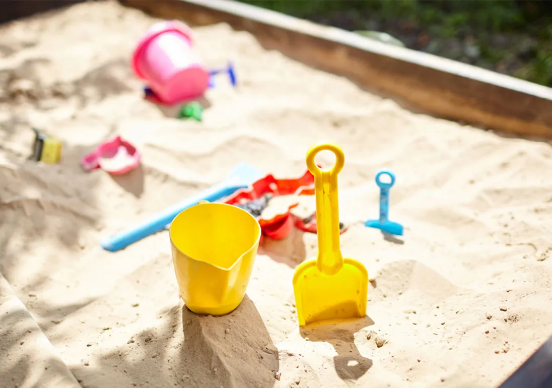 Ein Sandkasten mit Spielzeug ist eine versteckte Gefahr für Ansteckung mit Würmern
