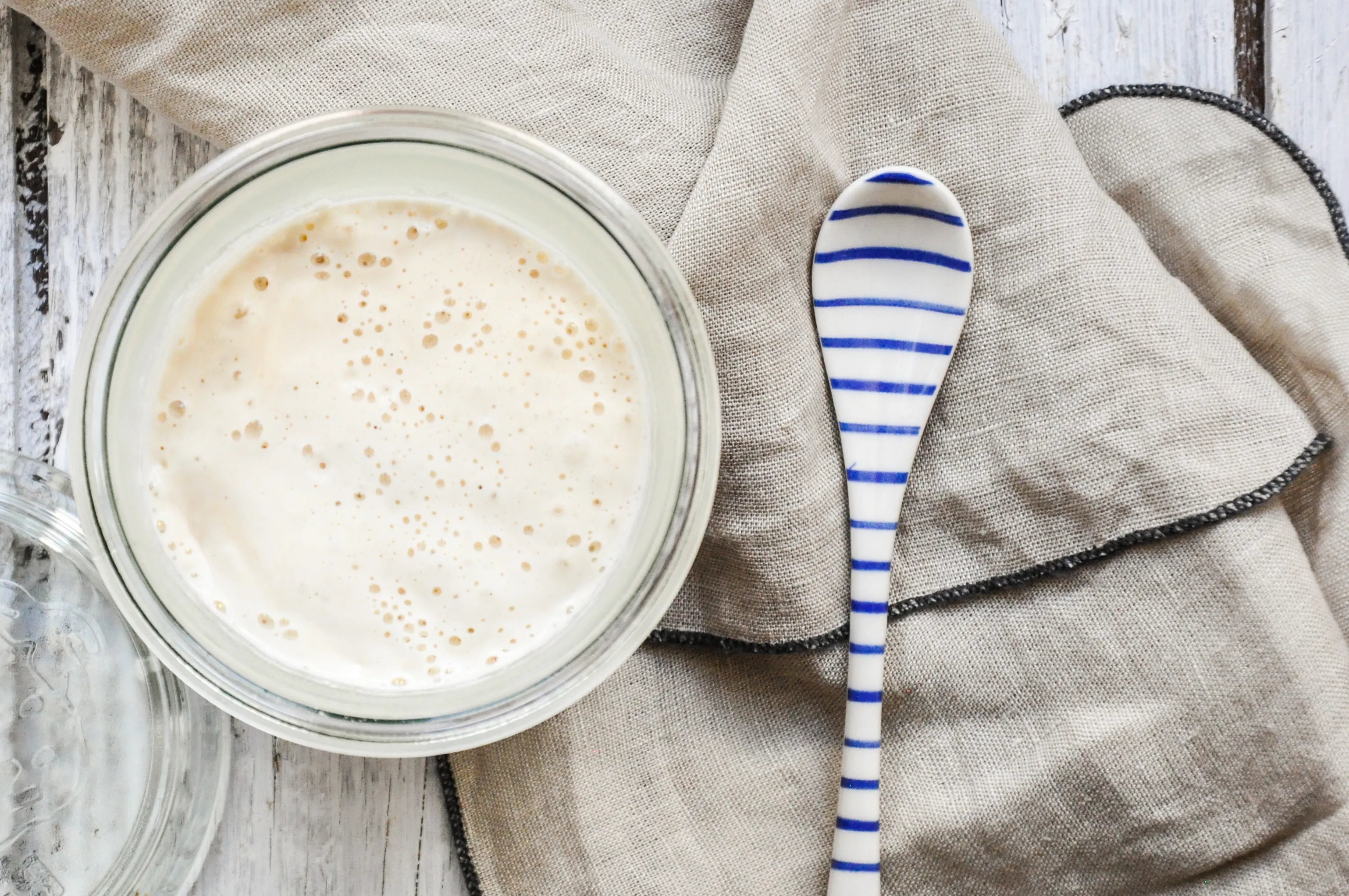 Ein Sauerteigstarter in einem Glasgefäß, bereit zum Backen