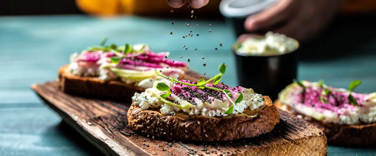 Ein schlankes Langschlitztoaster-Modell, das neben Toastbrot auch andere Brotsorten perfekt röstet.