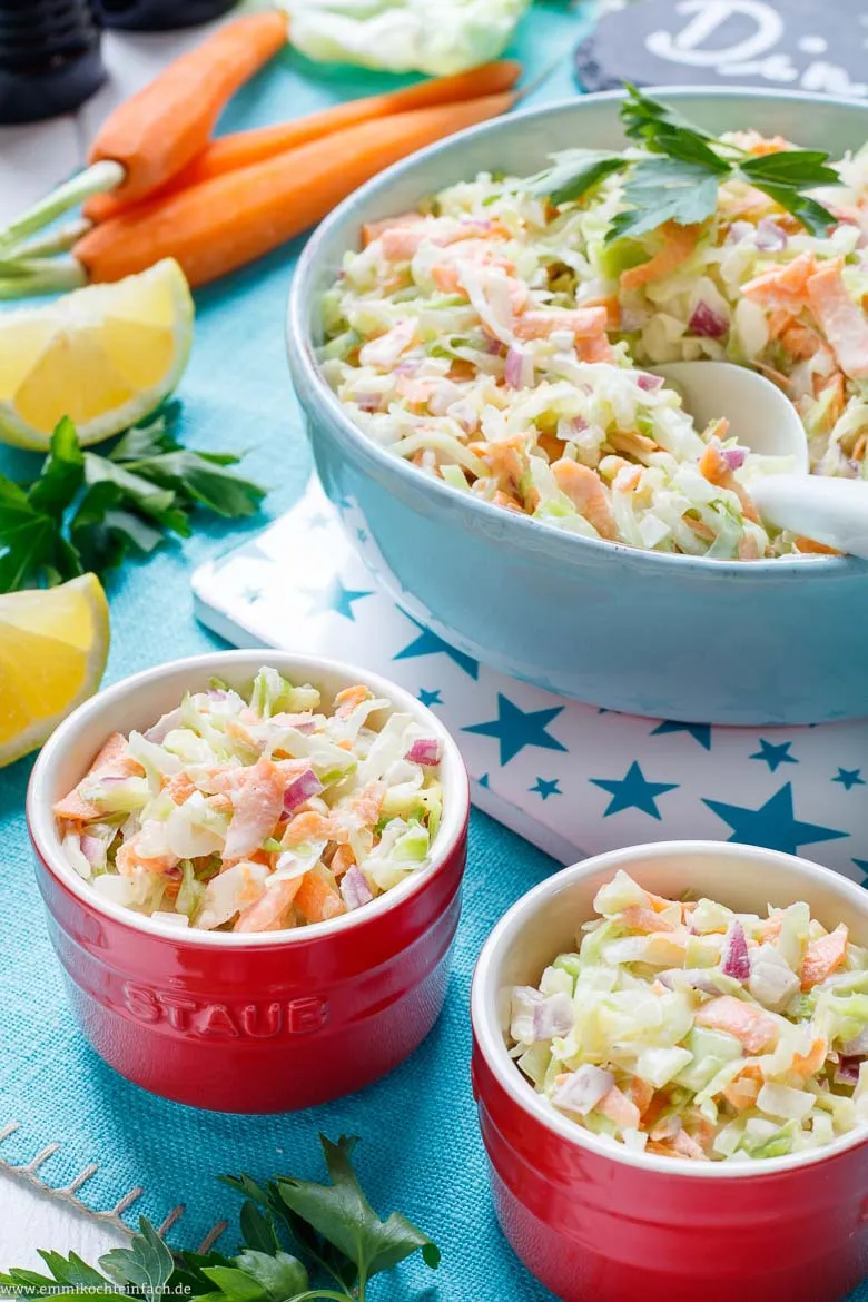 Ein Schüssel mit frischem, selbstgemachtem Coleslaw