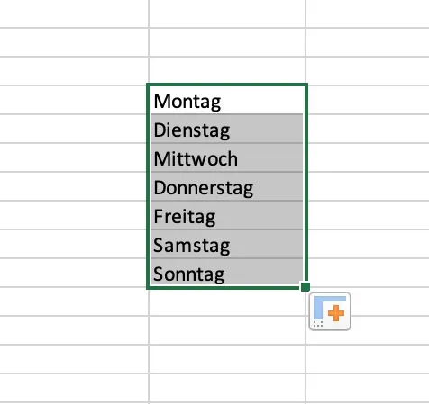 Ein Screenshot zeigt, wie man in Excel Zellen automatisch mit einer Reihe von Wochentagen ausfüllt.